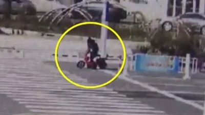 فتاة دليفري تنقذ امرأة ابتلعت لسانها (فيديو)