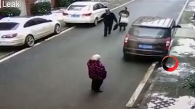 دهس امرأة عجوزة تحت عجلات سيارة (فيديو)