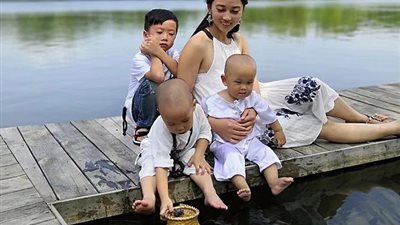 طفل يجذب آلاف المتابعين بزي الرهبان البوذيين (صور)