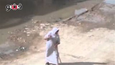 بالفيديو.. «عجوز» تحارب تلال القمامة بعد غياب عمال النظافة بمطروح