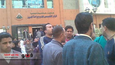 بالصور والفيديو.. تظاهر العشرات من العاملين بمستشفى 