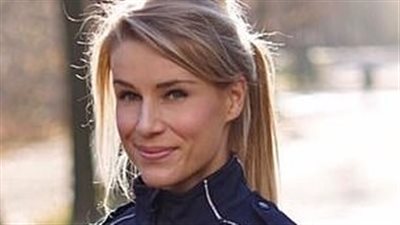 أجمل شرطية ألمانية عبر إنستجرام تعود لعملها (فيديو وصور)