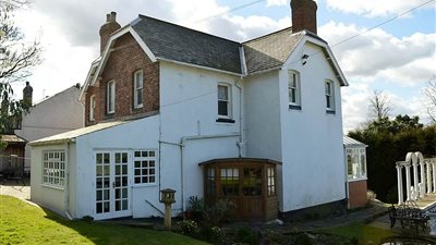 زوجان يفشلان في بيع منزلهما مقابل تذاكر بـ 10 جنيهات إسترليني (صور)