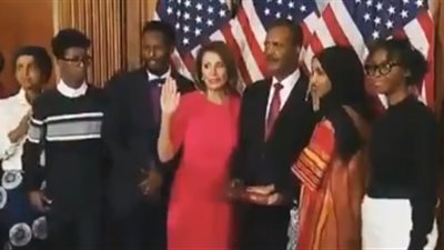 مرتدية الحجاب.. إلهان عمر تؤدي اليمين بالكونجرس الأمريكي على نسخة من القرآن