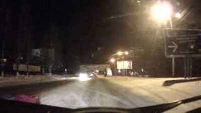 بالفيديو.. فتاة مخمورة تلقى بنفسها في وسط الطريق