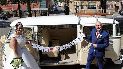 أرملة تتعرض لانتقادات حادة لمواعدتها رجلا بعد أيام قليلة من وفاة زوجها (صور)