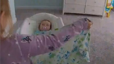 طفلة تلعب دور الملاك الحارس لشقيقتها الرضيعة (فيديو وصور)