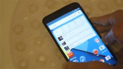 بالفيديو.. طريقة شحن هاتفك تحت الماء