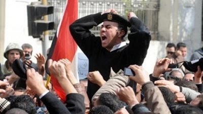 وقفة احتجاجية لأفراد وأمناء الشرطة أمام قسم الجناين بالسويس