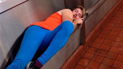 بالصورة.. طالب مخمور ينام في «مبولة» الجامعة