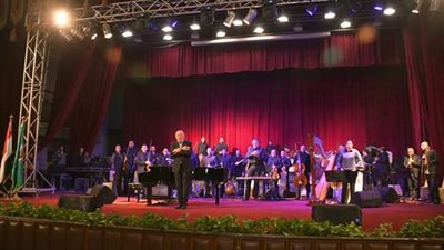 حفل عمر خيرت كامل العدد لليوم الثاني على التوالي بجامعة القاهرة (صور)