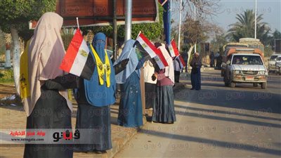 بالصور.. سلسلة بشرية لأنصار المعزول بـ