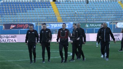 طاقم تحكيم الأهلي وبيراميدز يعاين ملعب الدفاع الجوي