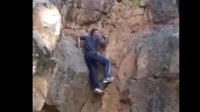 لقطات صادمة لمصرع شاب لحظة تسلقه الصخور (فيديو)
