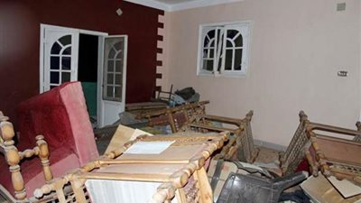 أهالي فتاة مختفية يحطمون منزلين بـ