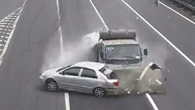 تهور سائق يتسبب في حادث سير مروع (فيديو)