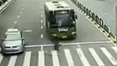 فتاة تخاطر بحياتها وتتعرض لحادث دهس مروع (فيديو)