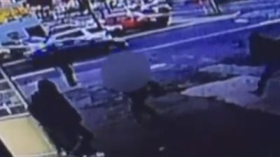 رجل يطارد امرأة لخطفها داخل محطة وقود (فيديو)