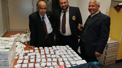 ضبط محاولتي تهريب أدوية بـ 1.5 مليون جنيه بمطار القاهرة (صور)