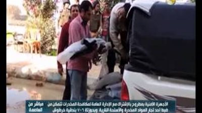 بالفيديو.. لحظة القبض على تاجر أسلحة بحوزته «706 بندقيات» بمطروح