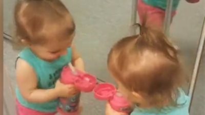 رد فعل لا يصدق لطفلة رأت نفسها في المرآة لأول مرة (فيديو)