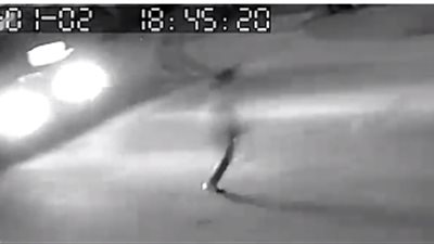 العناية الإلهية تنقذ صبيا من الموت دهسا تحت عجلات شاحنة (فيديو)