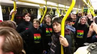 بالفيديو.. «شاذ» يتلقى علقة ساخنة في المترو بسبب أغنية فاضحة