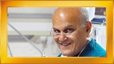 في محبة أقباط صنعوا التاريخ.. جراح القلب العالمي الدكتور مجدي يعقوب.. ابتسامته الهادئة تبعث الأمل في نفوس المرضى