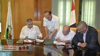 بالصور.. محافظ الفيوم يوقع عقد حق انتفاع بقرية 