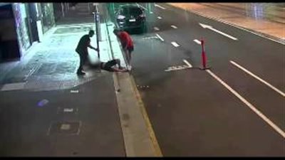 بالفيديو.. طالبان يفشلان في إنقاذ صديقهما الكورى من السرقة