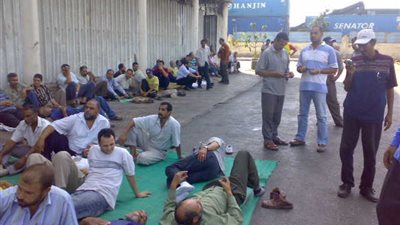 تجمهر العمالة المؤقتة أمام محافظة الشرقية لنفاد رصيد الصناديق الخاصة