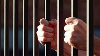 حبس المتهم بتعذيب ابنته حتى الموت في عين شمس