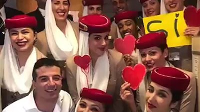 شاب يتقدم لحبيبته بمساعدة ركاب طائرة (فيديو وصور)