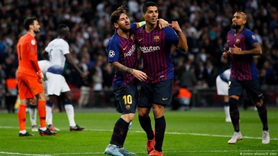 طفل يجهش بالبكاء بسبب ميسي وسواريز