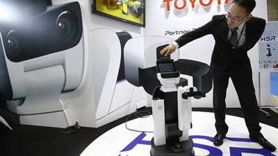 بالصور.. «تويوتا» تستعد لطرح أول «روبوت» لمساعدة المسنين