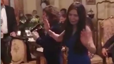 دينا تشعل حفل عيد ميلاد ليلى علوي بحضور نجوم الفن (فيديو)