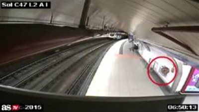 بالفيديو.. انفجار «بالونة» طفل تسبب حالة فوضى داخل محطة مترو مدريد