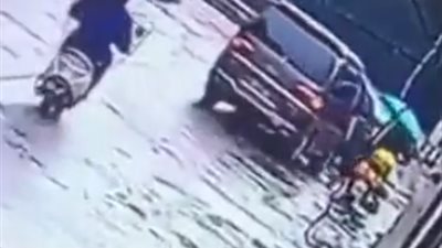 لحظة اعتداء لصوص على امرأة وخطفها لطلب فدية ( فيديو)