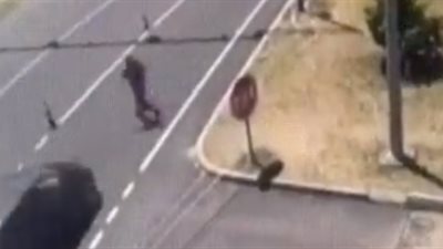 لقطات صادمة للحظة دهس رجل بطريقة مروعة ( فيديو)