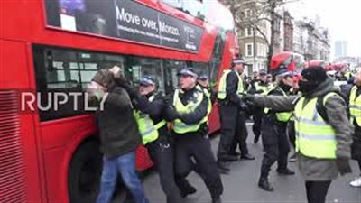 «السترات الصفراء» تشعل باريس ولندن ويحاصرون الصحف والقنوات (فيديو)