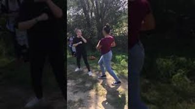 مشاجرة عنيفة بين فتاتين تتحول إلى مصارعة حرة (فيديو)