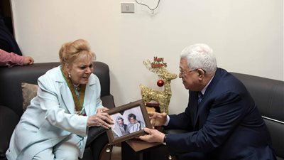 رئيس فلسطين يقلد الأوسمة لوحيد حامد ونادية لطفي ومحمد صبحي (صور)