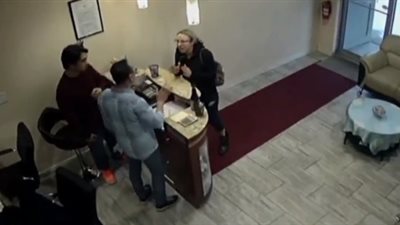 موظف يعتدي بالضرب المبرح على سيدة داخل صالون (فيديو)