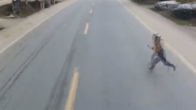 نجاة صبي متهور من الموت دهسا تحت عجلات شاحنة (فيديو)