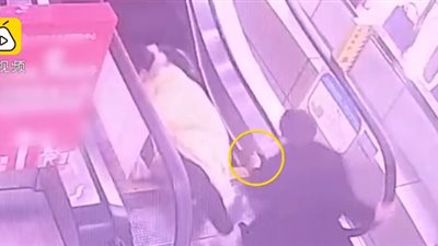 رد فعل أم حشر طفلها يده في السلم الكهربائي داخل مول (فيديو)