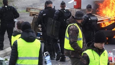 عودة الصدام بين السترات الصفراء والأمن الفرنسي بالسبت الأول من 2019