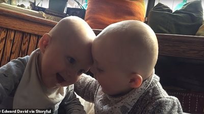 توءم يوقف اللعب لتبادل العناق (فيديو وصور)