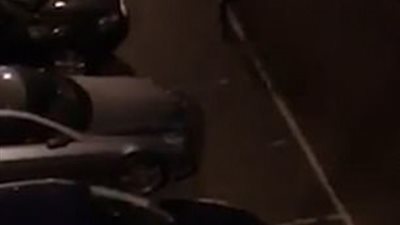 لصان يفشلان في سرقة دراجة نارية بعد افتضاح أمرهما (فيديو وصور)