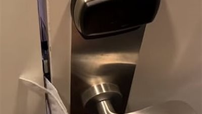 زوجان يخترقان غرفة فندق شهير بحيلة سهلة للغاية (فيديو وصور)