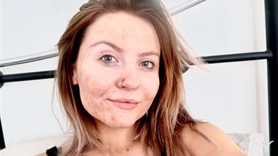 فنانة تكشف عن سر استعادة ثقتها بنفسها بدون مكياج (فيديو وصور)